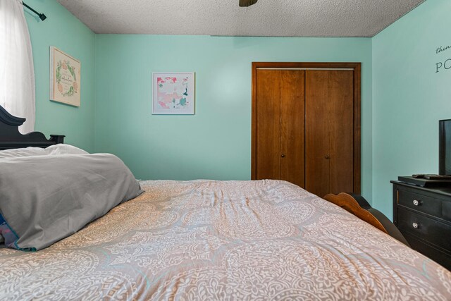 2717 E Main St, Decatur, IL 62521 - bedroom featuring a closet and a textured ceiling