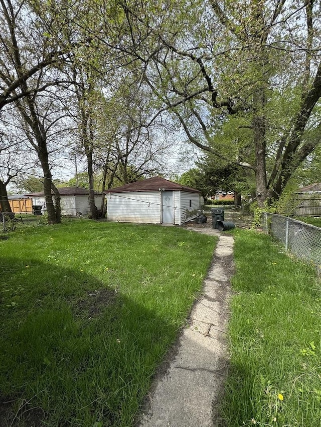 view of yard featuring a detached garage
