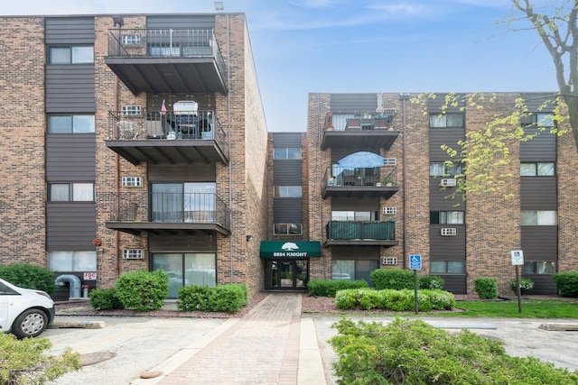 view of apartment building / complex with uncovered parking