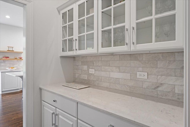 bar featuring backsplash, dark wood-type flooring, and recessed lighting