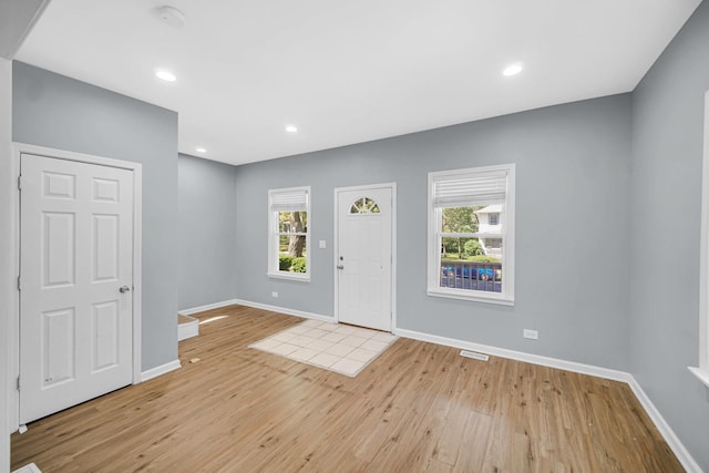 1513 Euclid Ave, Chicago Heights, IL 60411 - entryway featuring light wood finished floors, baseboards, and recessed lighting