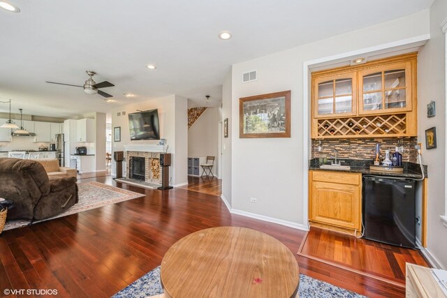 7181 Dada Dr, Gurnee, IL 60031 - living room with bar with sink, ceiling fan, dark wood finished floors, recessed lighting, and baseboards