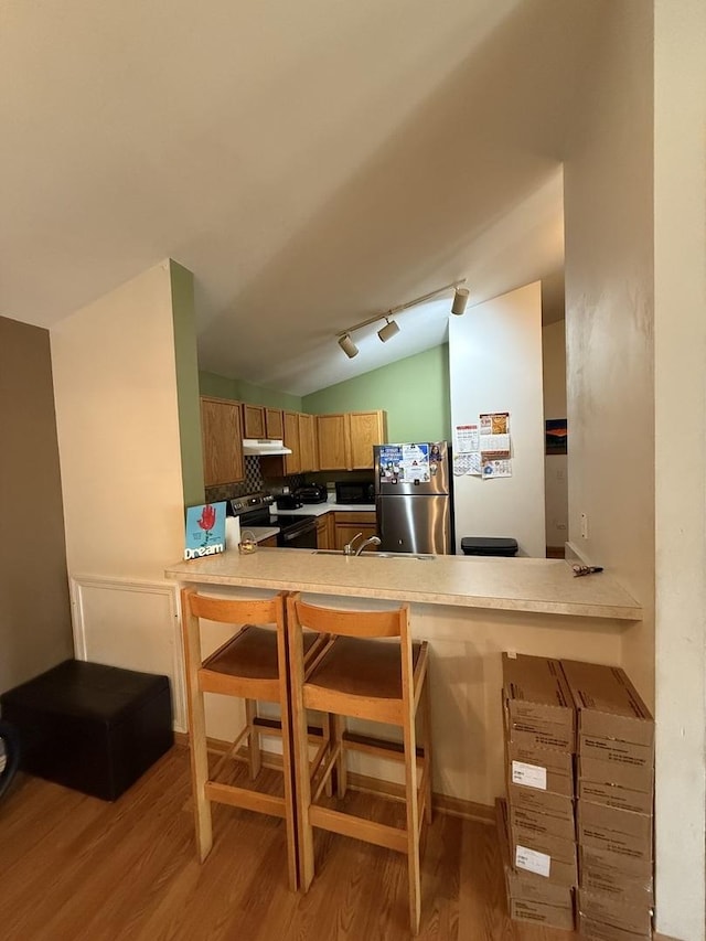 1646 Mcclure Rd Unit 1646, Aurora, IL 60505 - kitchen with freestanding refrigerator, electric range oven, vaulted ceiling, a peninsula, and light wood-style floors