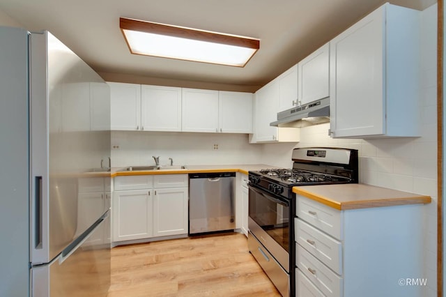 231 Barcliffe Ln Unit 231, Schaumburg, IL 60194 - kitchen with stainless steel appliances, under cabinet range hood, a sink, light wood-type flooring, and white cabinetry