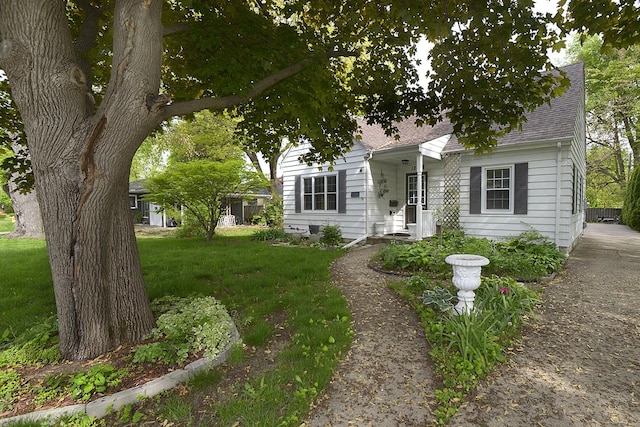 122 W Allen St, Ottawa, IL 61350 - view of front of home with roof with shingles and a front yard