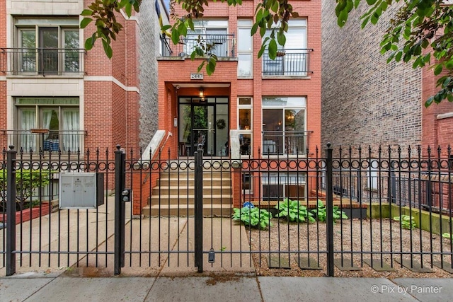 2447 W Walton St Unit 1, Chicago, IL 60622 - view of front facade featuring brick siding and a fenced front yard