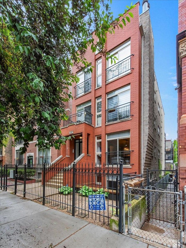 2447 W Walton St Unit 1, Chicago, IL 60622 - view of building exterior with a fenced front yard