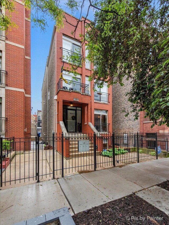 2447 W Walton St Unit 1, Chicago, IL 60622 - view of building exterior featuring a fenced front yard