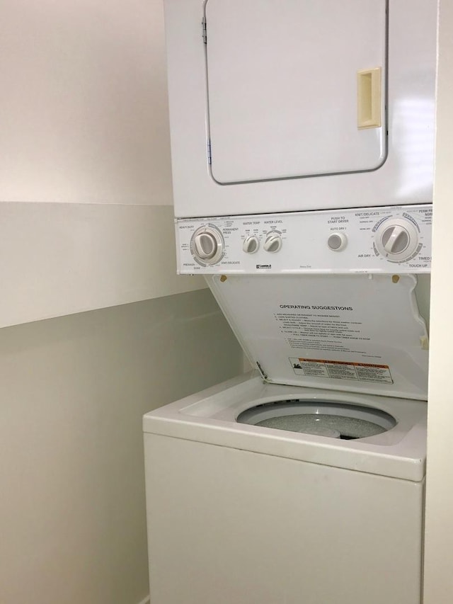 904 S Elmwood Ave Unit 2, Oak Park, IL 60304 - washroom featuring stacked washer / drying machine