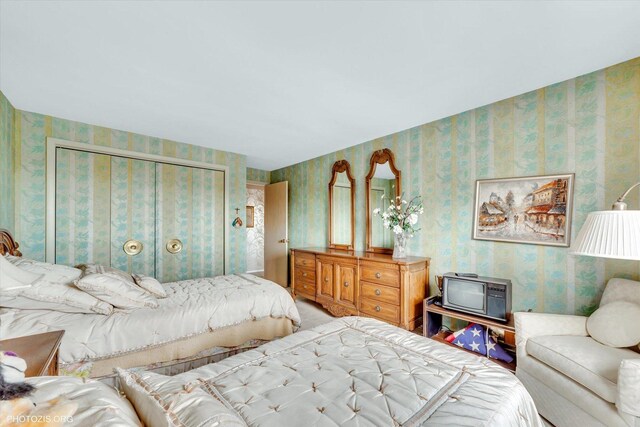 1535 Forest Ave Unit 504, River Forest, IL 60305 - carpeted bedroom with wallpapered walls and a closet