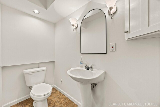 315 Churchill Ln, Aurora, IL 60504 - bathroom featuring toilet, baseboards, and recessed lighting