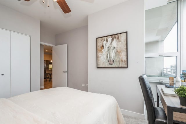 bedroom with baseboards, a ceiling fan, and a closet