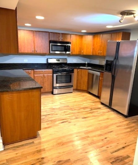 5611 N Glenwood Ave Unit G, Chicago, IL 60660 - kitchen with stainless steel appliances, light wood-style flooring, brown cabinets, a sink, and recessed lighting