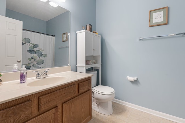 full bath with toilet, baseboards, vanity, and a shower with shower curtain