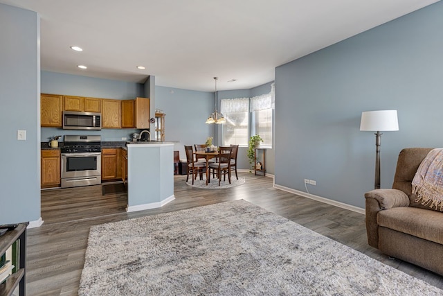 living area with dark wood-style flooring, recessed lighting, and baseboards