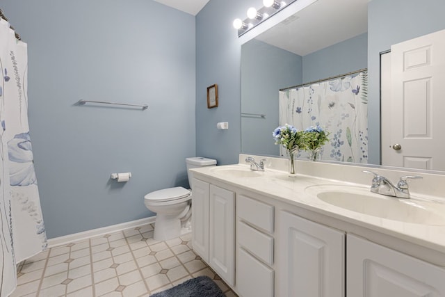 full bathroom with toilet, double vanity, baseboards, and curtained shower