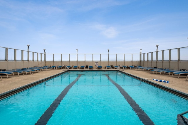 2626 N Lakeview Ave Unit 2703, Chicago, IL 60614 - community pool featuring fence