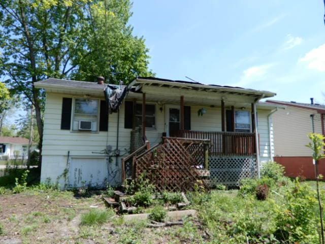 573 Moore St, Kankakee, IL 60901 - view of front facade featuring covered porch