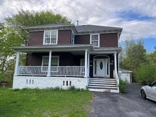 view of front facade featuring a porch and a front lawn