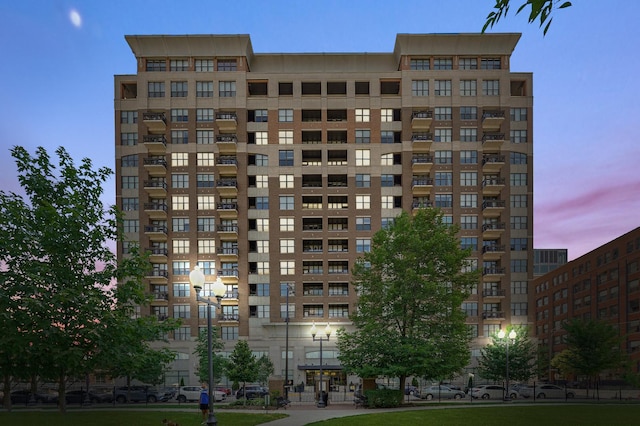 view of apartment building / complex