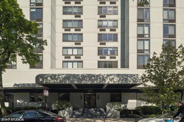 view of apartment building / complex