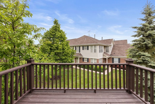 283 E Fabish Dr, Buffalo Grove, IL 60089 - wooden deck with a lawn
