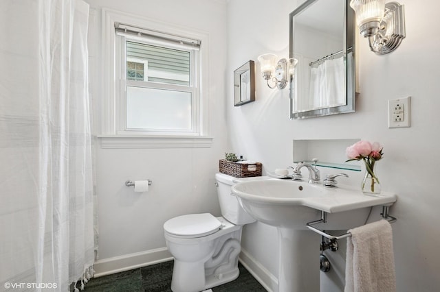 836 E Glenwood Rd, Glenview, IL 60025 - bathroom featuring toilet, baseboards, and curtained shower