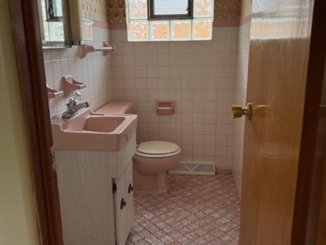 772 Memorial Dr, Calumet City, IL 60409 - half bath featuring tile walls, toilet, vanity, and tile patterned flooring