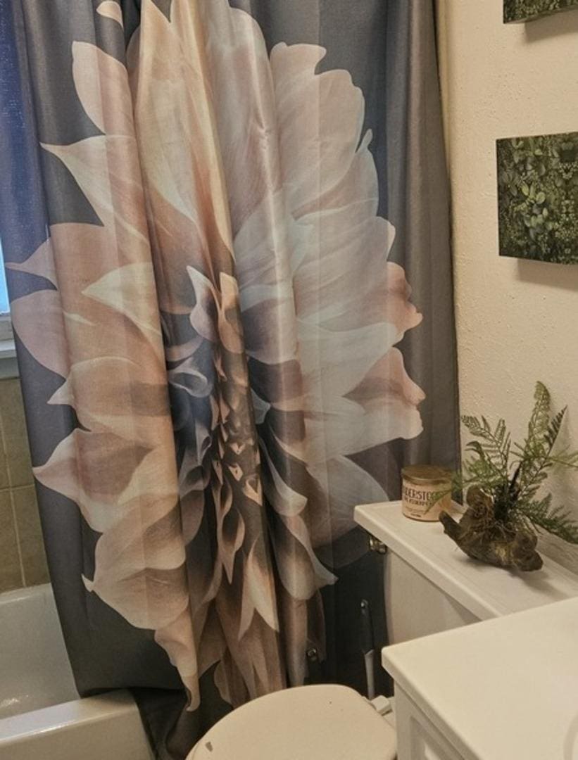 full bath with toilet, vanity, and shower / bath combo with shower curtain
