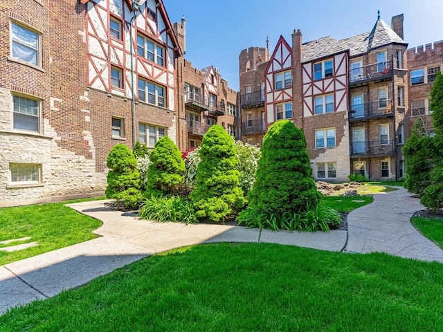 5717 N Kimball Ave Unit 2N, Chicago, IL 60659 - surrounding community with a yard and a residential view
