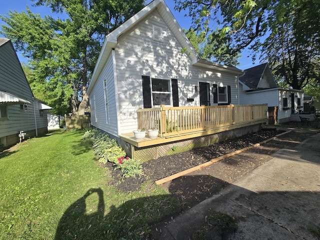 310 N Mulberry St, Clinton, IL 61727 - view of front of property featuring a wooden deck and a front yard