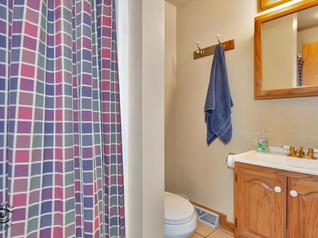 full bathroom featuring toilet, tile patterned flooring, a shower with curtain, and vanity