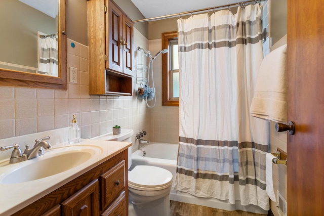 full bath featuring shower / bath combination with curtain, toilet, vanity, and tasteful backsplash