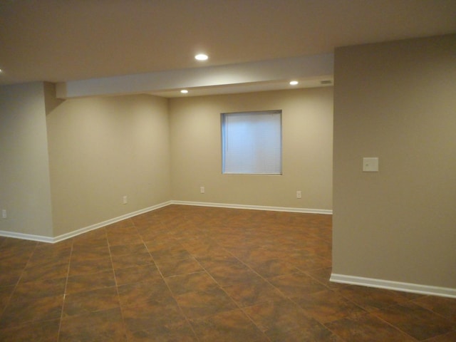 empty room featuring recessed lighting and baseboards