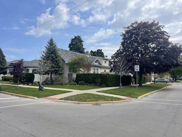 view of front of property with a front yard