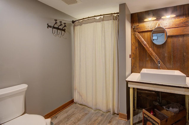 115 S Calumet Ave, Aurora, IL 60506 - full bath featuring a sink, toilet, baseboards, wood finished floors, and a shower with curtain