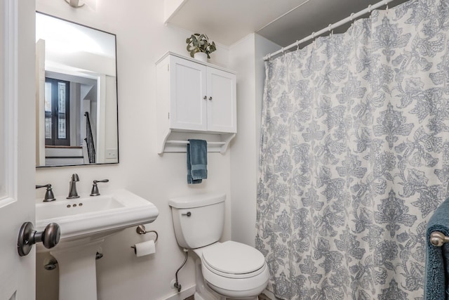 full bathroom featuring toilet and a shower with shower curtain