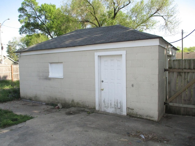view of outdoor structure with fence and an outdoor structure