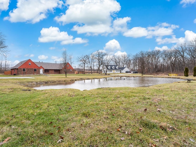 view of grassy yard featuring a water view