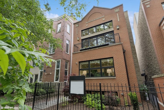 1048 W Webster Ave, Chicago, IL 60614 - view of building exterior with a fenced front yard
