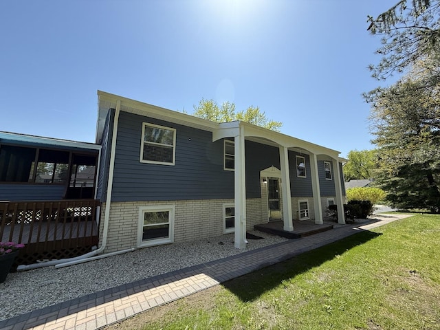 11 S Roberts Rd, Inverness, IL 60067 - back of house featuring a lawn