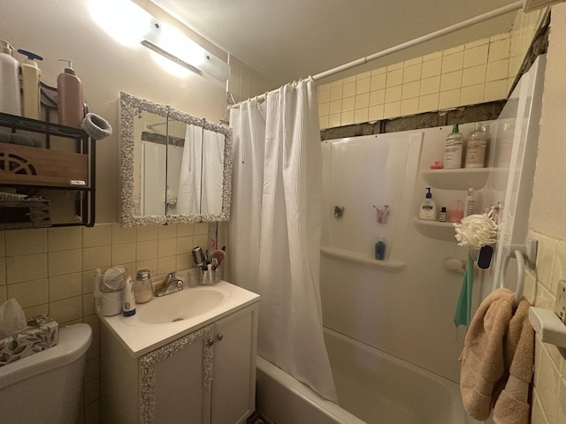 16 King Arthur Ct Unit 16, Northlake, IL 60164 - bathroom featuring shower / bath combo with shower curtain, toilet, tile walls, decorative backsplash, and vanity