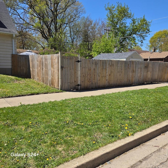 view of yard featuring a gate