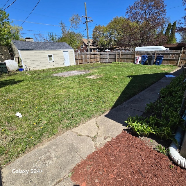 view of yard with an outbuilding