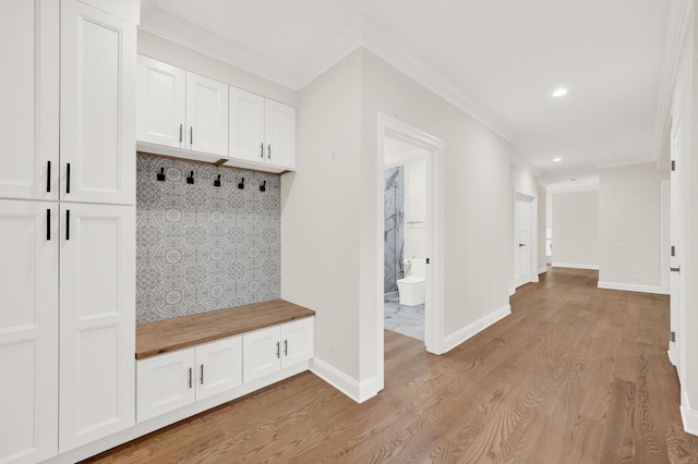 mudroom with ornamental molding, light wood-style flooring, recessed lighting, and baseboards