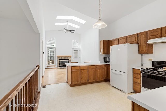 6109 Golfview Dr Unit 6109, Gurnee, IL 60031 - kitchen featuring black appliances, under cabinet range hood, a skylight, high vaulted ceiling, and a peninsula