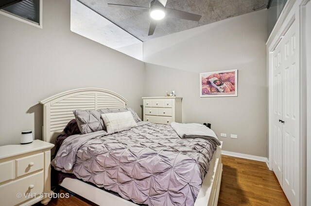 700 N Larrabee St Unit 905, Chicago, IL 60654 - bedroom with a closet, wood finished floors, a ceiling fan, and baseboards