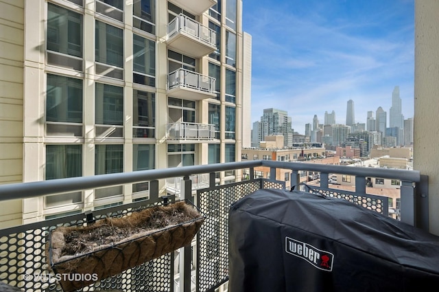 700 N Larrabee St Unit 905, Chicago, IL 60654 - balcony featuring a skyline view and grilling area