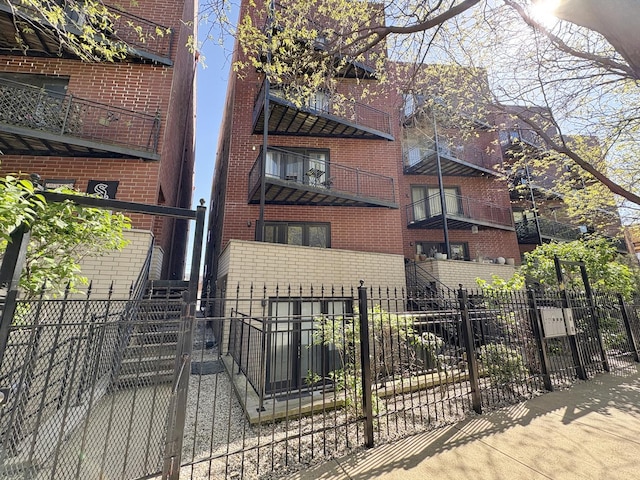25 E 26th St Unit 2, Chicago, IL 60616 - view of apartment building / complex featuring a fenced front yard
