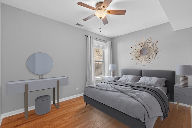bedroom featuring light wood-style flooring, baseboards, and ceiling fan